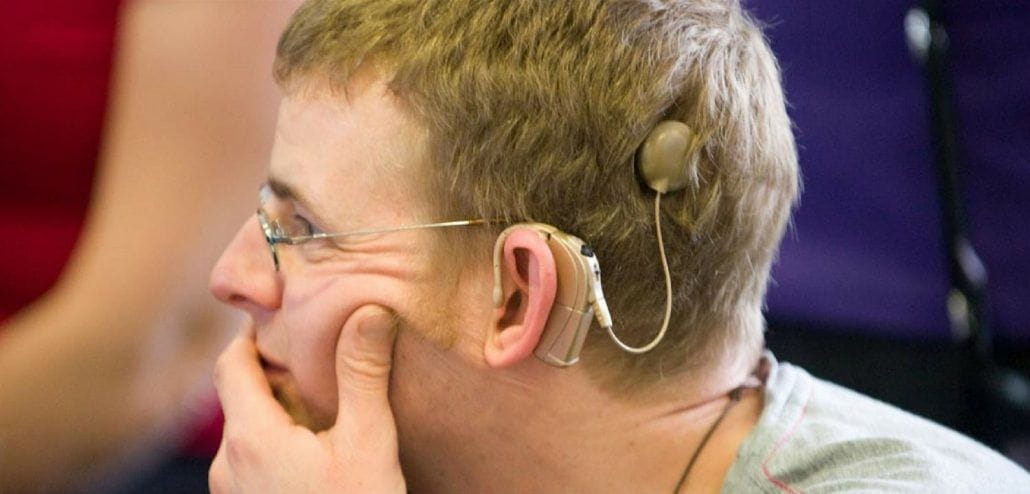 La comunicación eficaz requiere la participación activa de todas las personas involucradas. Para alguien con pérdida auditiva, mantener una conversación puede resultar más complejo que para una persona con audición norma