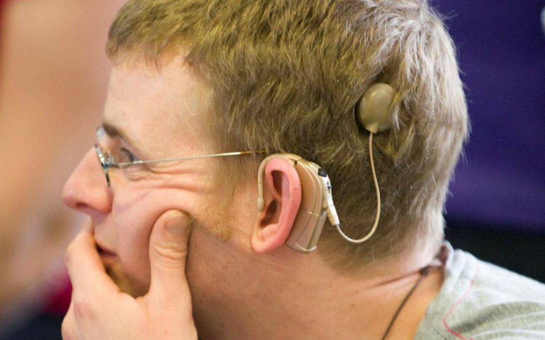 Cómo comunicarse con una persona con dificultades auditivas