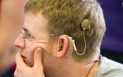 Cómo comunicarse con una persona con dificultades auditivas
